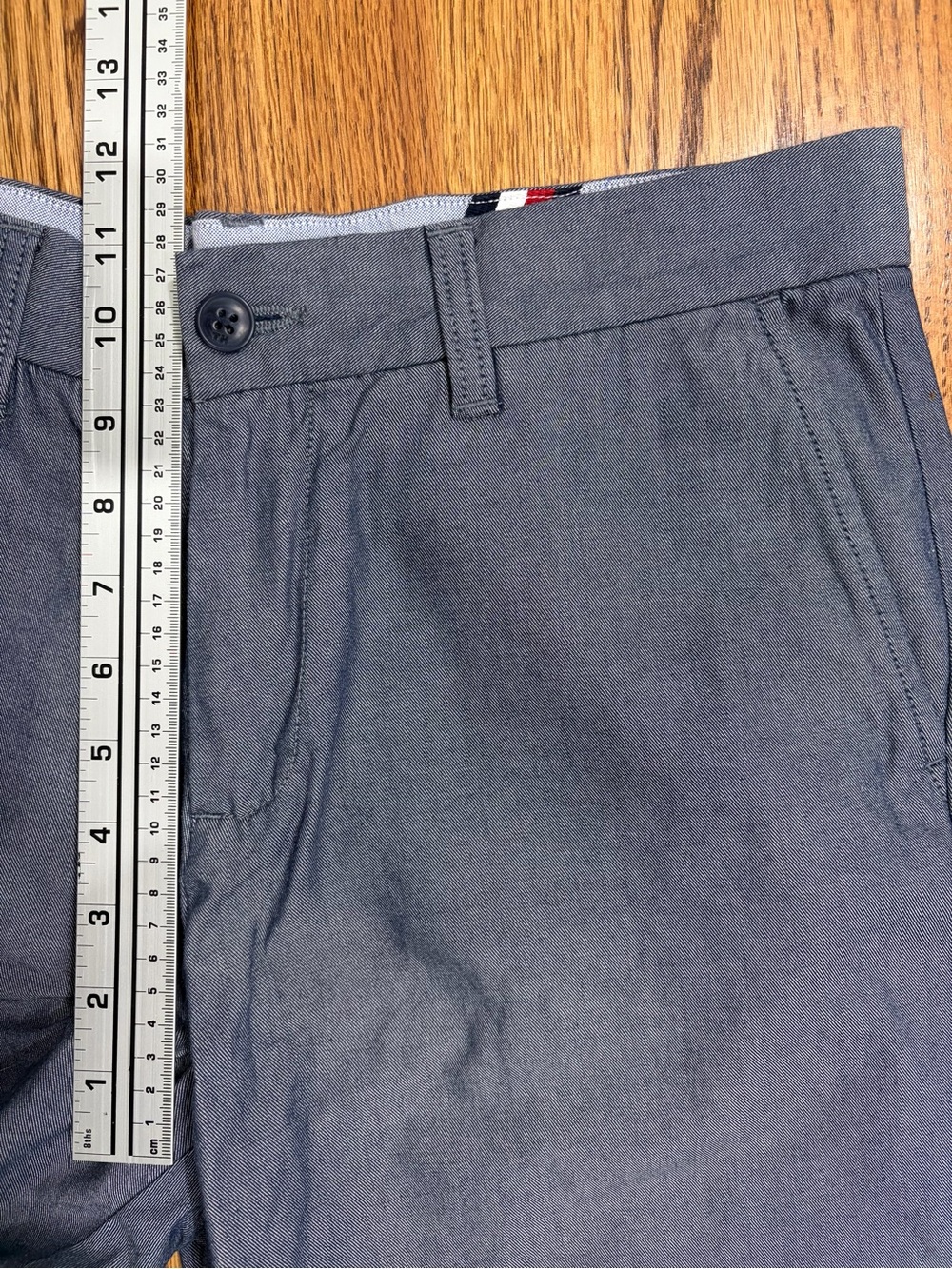 Tommy Hilfiger 9" Bluish Gray Flat Front 100% Cotton Chino Shorts (32) - Picture 7 of 9